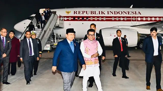 image_bank_2025_01_24_082559.213-tiba-di-india-prabowo-disambut-mahasiswa-indonesia-1